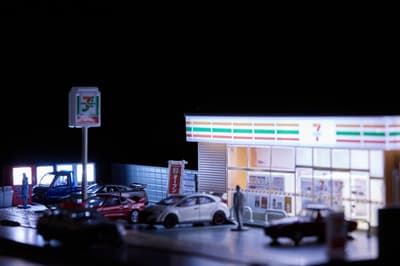 tomica VIEW Diorama Series Launches December 26 With 7-Eleven Store and Small Parking Lot Sets
