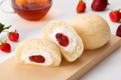 八天堂「白奶油麵包 - 福岡甘王草莓」於 1 月 6 日在 FamilyMart 上市，作為「草莓狩獵」活動的一部分