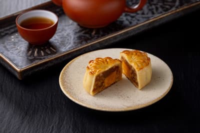 名古屋萬豪飯店附設禮品店每日限量販售 10 顆，由中餐廳「梨杏」點心主廚手工製作月餅