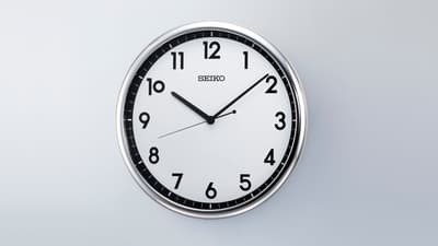 Seiko lanza un reloj de pared inspirado en el primer reloj de pared de cuarzo para el hogar del mundo, con una precisión de ±30 segundos al año
