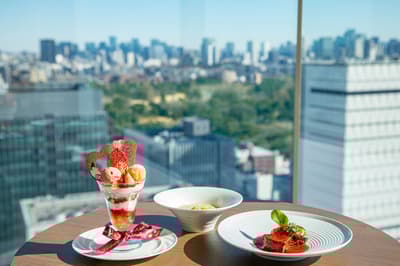 在東京100米高空 Southern Tower Dining 享用情人節午餐和晚餐套餐，搭配草莓聖代