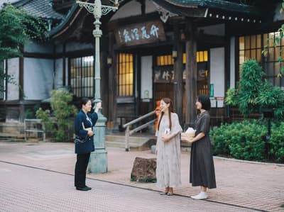 Hoshino Resorts KAI Beppu relanza el "Tour de Aguas Termales Retro de Beppu" con una cesta de bambú para entrada gratuita al Onsen Takegawara