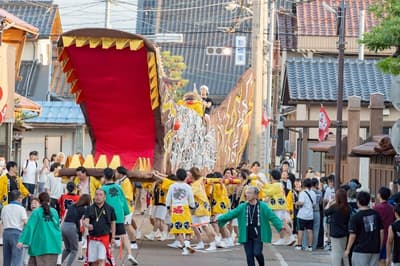 [가가 온천향] 구즈야키 마쓰리 축제, 거대한 구즈 인형이 옛 역참 마을을 누비다 - 올해 사상 첫 불꽃놀이 개최