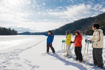 在奥日光体验冬季！1月13日起休暇村日光汤元推出“初学者雪鞋徒步”——适合儿童初次雪地探险的家庭计划