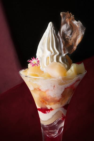 名古屋日航尚格酒店今夏推出「Peachy」芭菲，融合白桃、茉莉与李子风味