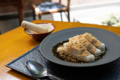 Funabashiya's Kameido Flagship Store Lets Diners Grind Their Own Sesame for a Summer Kuzumochi