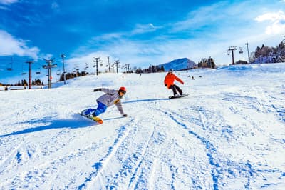 恋人谷滑雪场2025-2026雪季开放，全新第二四人缆车启用——日本速度最快缆车投入运营