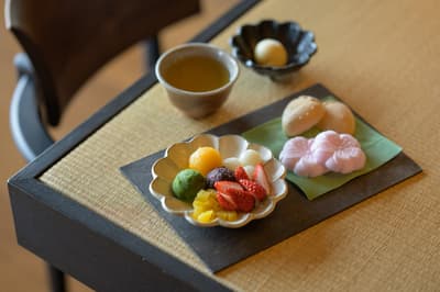 名古屋高空茶室「THE TEA LOUNGE」的春色：手作最中