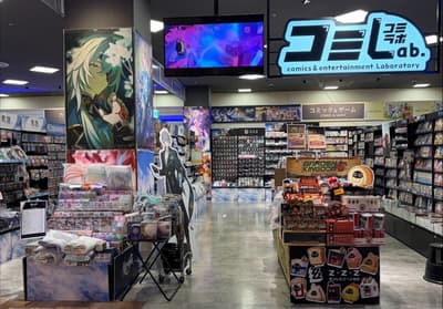 Pembaruan Miraiya Shoten Hinode Hadirkan Pojok コミLab. dengan Lebih dari 1.500 Produk Game Resmi