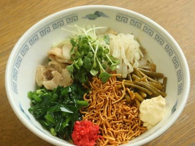 Para conmemorar el 2 de agosto, el "Día de Baby Star", la querida tienda de ramen Manshu Nira Sakaeya Honten de Iwate colabora en un ramen ベビにら por tiempo limitado