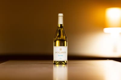 El vino "Solaris Le Ciel 2025" de Manns Wine cofermenta tres variedades de uva de Komoro y sale a la venta el 9 de octubre