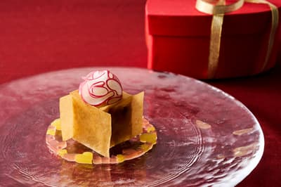 京都麗嘉皇家酒店旋轉法國餐廳推出情人節限定套餐「La Saint-Valentin」