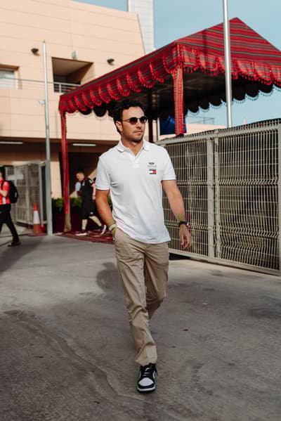 切科·佩雷斯和瓦爾特里·博塔斯在巴林季前測試中身穿 Tommy Hilfiger