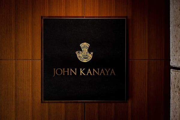 西餐室John Kanaya标志