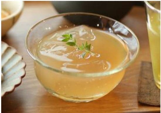 Chewy warabimochi with ginger-scented chilled syrup