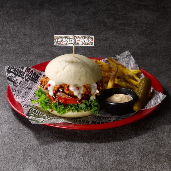 White Holiday Burger ที่ Backlot Café