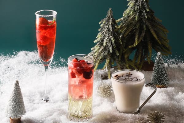 (左) 圣诞红 (Rouge de Noël);(中) 圣诞气泡 (Christmas Fizz);(右) 雪花拿铁 (Snowflake Latte)(图片)