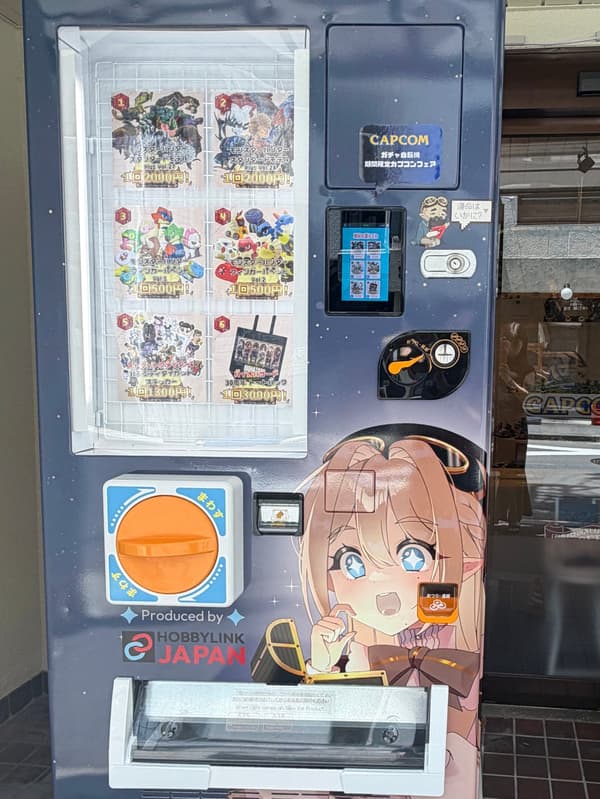 Mesin penjual otomatis gacha digital yang dipasang di depan toko