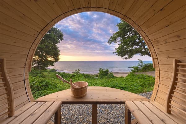 La sauna panorámica de la habitación «Kaze» (Viento), con vistas al mar del Japón a través del cristal