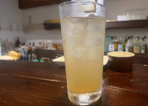 第一杯在家人以外的人面前供应的精酿汤力金汤力