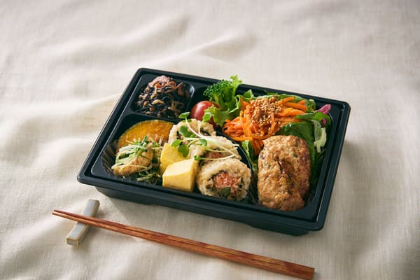 Itohan 400 kcal or Less Brown Rice Roll and Tsukune Colorful Vegetable Bento