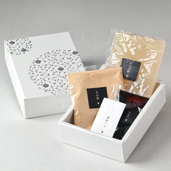 Kotak hadiah warabi mochi dari nana's green tea