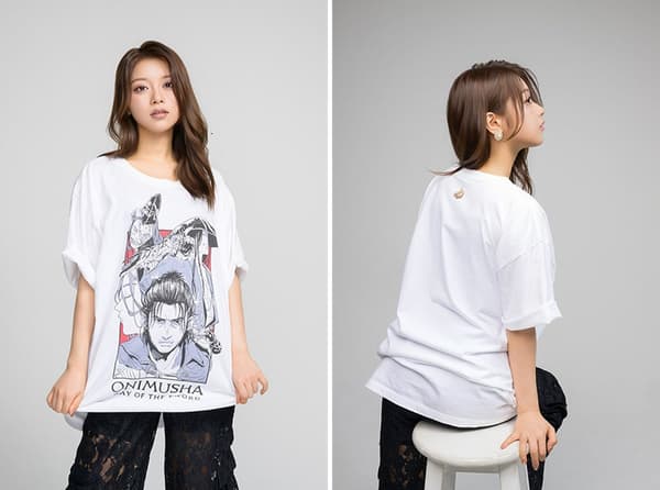 Una modelo vistiendo la camiseta de Onimusha: Way of the Sword, vista de frente y de espaldas