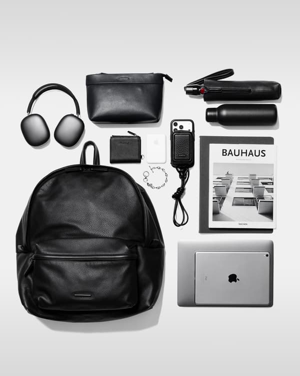 灰色大号 Essential Leather Daypack 侧视图