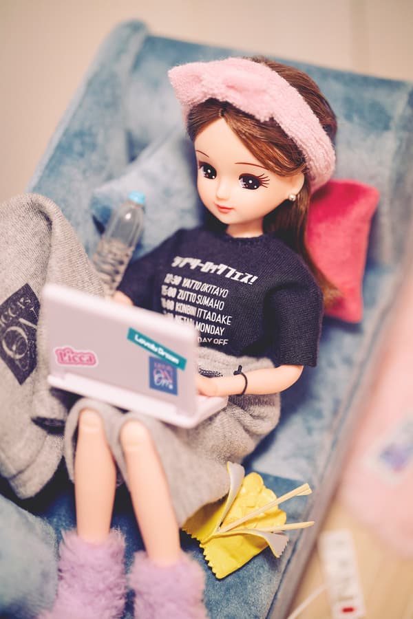 Licca-chan dalam mode OFF, bersantai di sofa dengan laptop