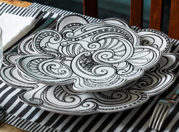 Jean Boggio设计的Tentation系列。盘子 24cm 16,500日元 / 29cm 19,800日元（含税）