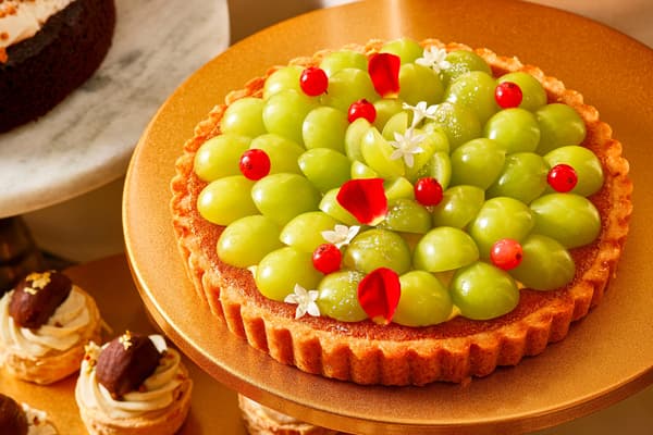 Shine Muscat Tart, dressed with muscat that gleams like jewels