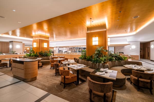 All Day Dining Limone宽敞的沙发座位与开放式厨房