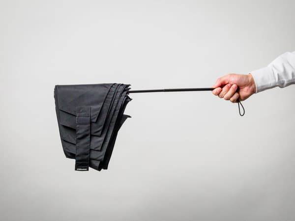 只需合上雨伞即可整齐折叠