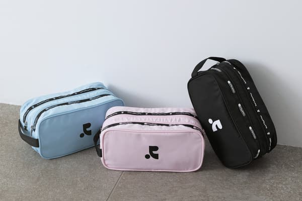 Foto gaya hidup kantong travel LeSportsac x Rest&Recreation