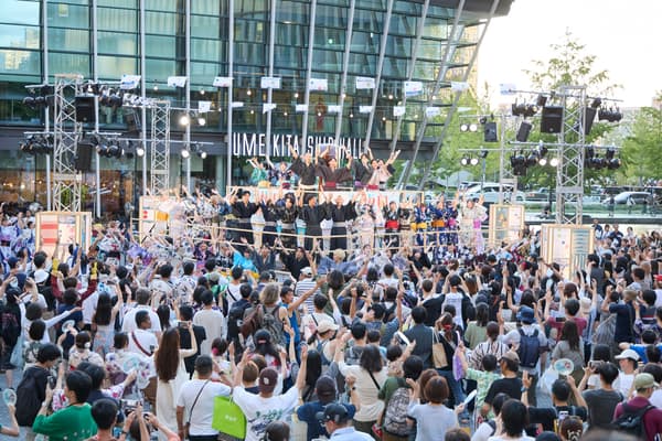 梅北广场的缘日餐饮与表演摊位