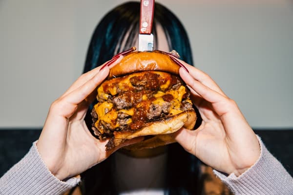 Hamburguesa de SHOGUN BURGER con queso derretido
