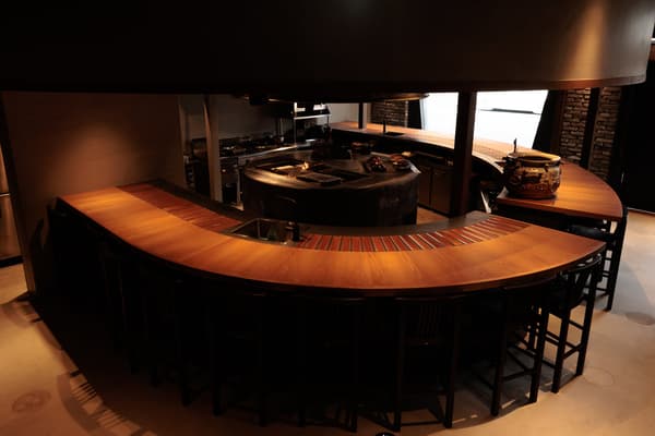 히노코쿠 중앙 화로를 둘러싼 20석 규모의 극장형 카운터