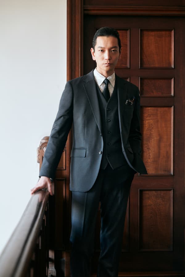 夹克 ¥44,000 / 马甲 ¥25,300 / 衬衫 ¥19,800 / 下装 ¥25,300 / 领带 ¥12,100 / 口袋巾 ¥8,910（所有价格均含税）