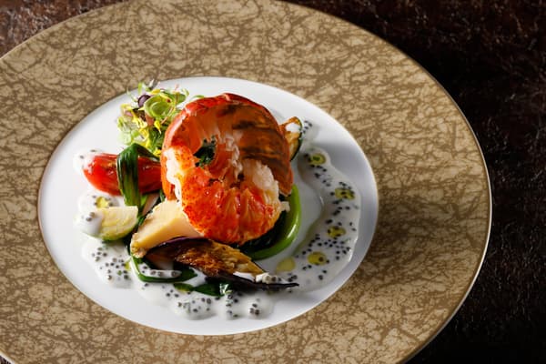 Cocotte de bogavante canadiense y abulón con salsa de champán y caviar