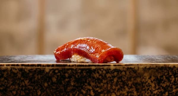 Una pieza de nigiri sushi