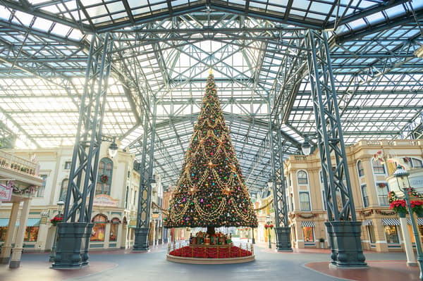 Pohon Natal tinggi yang dihias dengan ornamen di World Bazaar