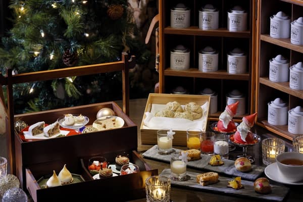 Pilihan Christmas afternoon tea dengan kudapan manis, gurih, scone, dan parfait Santa Claus
