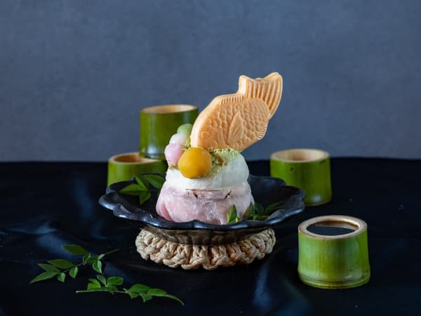 MOCHI MELT, Basque cheesecake cokelat ruby yang ditata menyerupai kagami mochi Tahun Baru