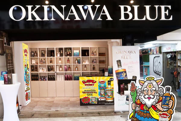 จุดจัดแสดง Shisa Zeus ที่ทางเข้าร้าน OKINAWA BLUE