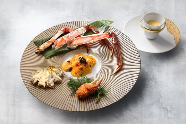 Perbandingan rasa kepiting Echizen dengan saus beurre blanc rasa yuzu