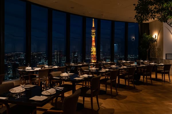 Comedor de Dining 33 de noche con la Torre de Tokio visible a través de las ventanas