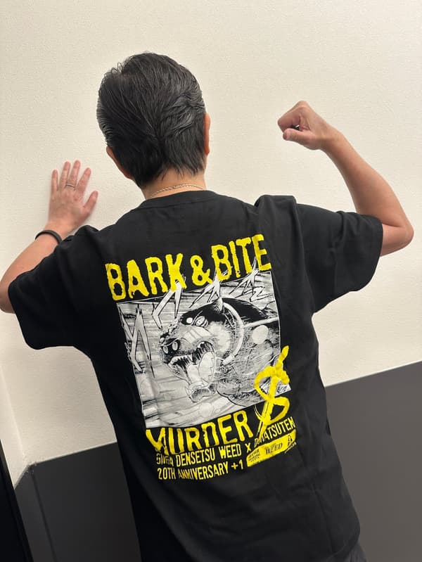 Anggota DOHATSUTEN mengenakan kaos Dohatsuken (belakang)
