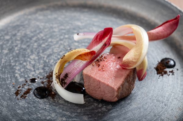 通过多种烹饪手法展现多样食材特征的菜肴