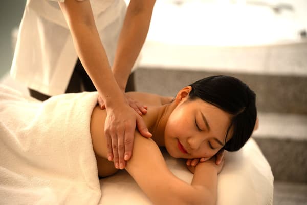 情侶享受 Spa 護理