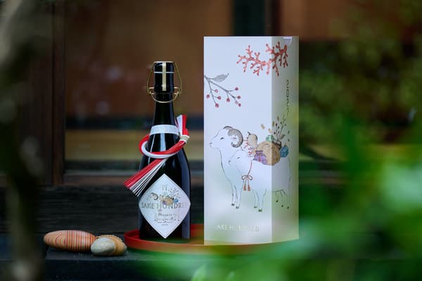 Botol dan kotak hadiah BYAKKO Edisi Tahun Baru 2027 dengan desain domba zodiak